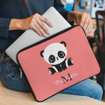 Monogramm Niedlich Sitzen Panda Personalisiert Lac Laptopschutzhülle<br><div class="desc">Ein niedlicher Panda-Bär sitzt auf dem Boden auf einem Lachsboden. Personalisieren Sie mit Ihrem Monogramm und Namen oder löschen Sie Text in Textfeldern ohne Namen.</div>