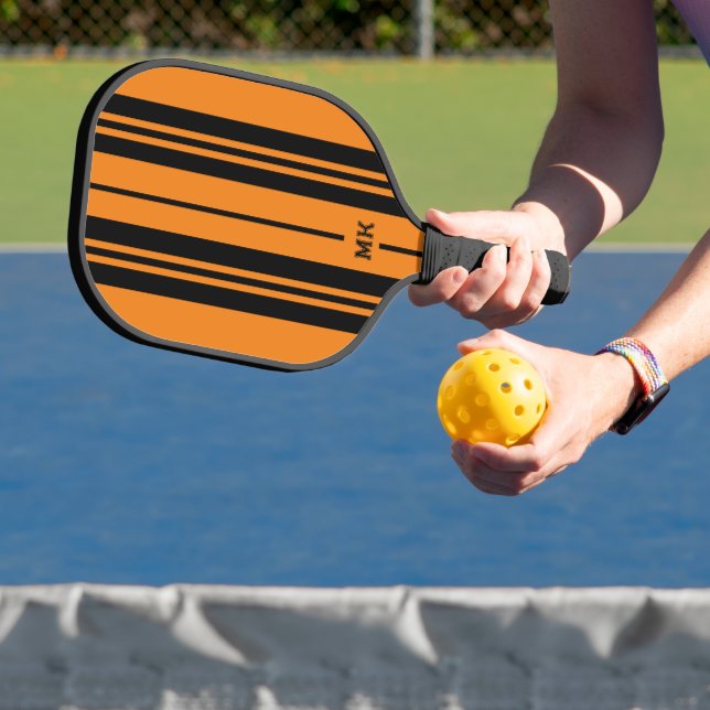 Monogramm Orange und schwarze Streifen Pickleball Schläger (InSitu)