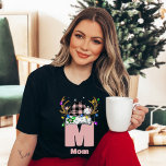 Monogramm Personalisiert mit Name Rosa Weihnachten T-Shirt<br><div class="desc">Feiern Sie die Feiertage stilvoll mit der Monogram Personalisiert mit Name Familie Weihnachten T - Shirt, eine perfekte Mischung aus festlichem Beifall und Personalisierung. Dieses familieneigene Weihnachtsfest-Shirt zeichnet sich durch ein Monogramm-Design aus, gepaart mit einem schachbrettgearbeiteten Weihnachtshut mit spielerischen Lichtern und macht es zu einer festlichen und lustigen Wahl für...</div>