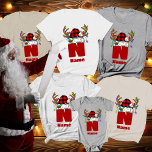 Monogramm Personalisiert mit Name T-Shirt<br><div class="desc">Feiern Sie die Festsaison stilvoll mit dem Monogram Personalisiert mit Name Weihnachten T - Shirt - die perfekte Ergänzung zu Ihrem Feiertagskleid! Ob Sie nun ein individuelles Weihnachtsgeschenk für Ihre Familie oder ein personalisiertes Shirt für ein Paar suchen, dieses Shirt verbindet Charme und Komfort mit einem festlichen Design. Mit einem...</div>