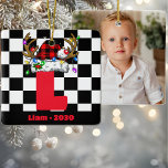Monogramm Personalisiert mit Name Weihnachten Keramikornament<br><div class="desc">Mit dem Monogram Personalisiert mit Name Family Red und Black Christmas Keramik Ornament fügen Sie Ihrem Urlaubsstil eine Touch personalisierter Eleganz hinzu. Dieses wunderschön gestaltete Ornament zeichnet sich durch ein klassisches Monogramm-Alphabet aus und ist somit eine zeitlose Ergänzung zu Ihren festlichen Dekorationen. Die Farbenpracht in Rot und Schwarz, gepaart mit...</div>
