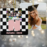 Monogramm Personalisiert mit Name Weihnachten Keramikornament<br><div class="desc">Mit dem Monogram Personalisiert mit Name Family Pink Weihnachtsschmuck verleihen Sie Ihrem Urlaubsstil eine Touch personalisierten Charmes. Dieses elegante Ornament besticht durch ein Vintages kariertes Design in einem weichen rosa Farbton, das die Wärme und Freude der Saison erfassen kann. Mit den Initialen Ihrer Familie verziert, verwandelt dieses individuelle Erstdekor Ihren...</div>