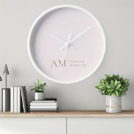 Monogramm Personalisiert rosa Initial und Name Uhr<br><div class="desc">Fügen Sie Ihrem Raum eine Touch Eleganz hinzu mit unserer Minimalistischen Monogram Personalisiert Pastel Pink Wall Uhr. Diese elegante Uhr mit einem weichen pastellrosa Hintergrund ist mit einem eleganten Monogramm-Initial geschmückt und Ihr individuelle Name in einem modernen Schriftart. Diese Uhr ist perfekt für jeden Raum in Ihrer Zuhause oder Ihrem...</div>
