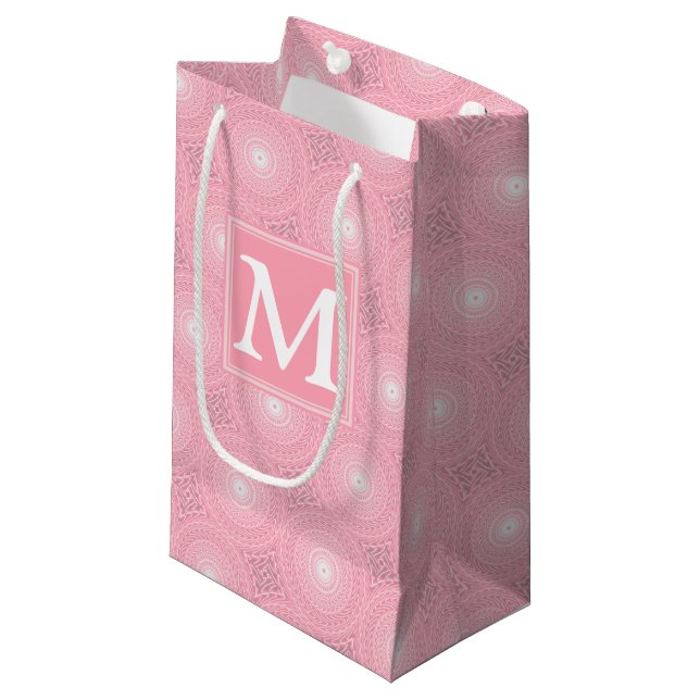 Monogramm-Rosa-Kreismuster Kleine Geschenktüte (Vorderseite Schrägansicht)