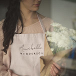 Monogramm Rosa | Moderne Minimalistische Weibchen Schürze<br><div class="desc">Ein einfaches,  individuelles Monogramm-Design mit einer modernen,  minimalistisch handgeschriebenen Skripttypografie gepaart mit einer Blocktypografie in schwarz auf einem eleganten pastellfarbenen rosa Hintergrund. Der Name des Monogramms kann leicht personalisiert sein,  um ein Design so einzigartig wie Sie sind zu machen! Das perfekt persönliche Geschenk oder Accessoire für jeden Anlass!</div>
