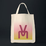 Monogramm Rosa und Gold Tragetasche<br><div class="desc">Coole grafische Gestaltung auf einem rosa und goldenen Hintergrund mit großen 2 zunächst gestapelten Monogramm auf der Vorderseite und kleinen drei oder zwei ersten Monogramm auf der Rückseite. Modernes und minimalistisches Ambiente. Wenn Sie Ihr Monogramm hinzufügen, müssen Sie möglicherweise die Größe und den Abstand der Schriftart entsprechend der Größe der...</div>