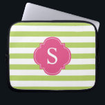 Monogramm Rosa und grüne Streifen Laptopschutzhülle<br><div class="desc">Moderne und schicke horizontale Streifen und Quatrefolienmonogramm-Design.</div>