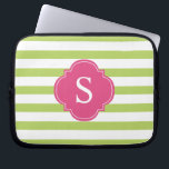 Monogramm Rosa und grüne Streifen Laptopschutzhülle<br><div class="desc">Moderne und schicke horizontale Streifen und Quatrefolienmonogramm-Design.</div>