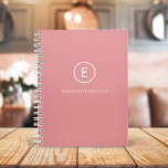 Monogramm Rose Pink Feminine Girly Minimal Planer<br><div class="desc">Ein einfaches Monogramm-Design mit moderner Typografie in Weiß auf einem rot-rosa Hintergrund. Das Design besteht aus einem Single-Initial-Monogramm mit minimalistischem Rundkreisrand. Der Text kann leicht an den Anzug Ihrer Bedürfnisse für das perfekt angepasste Geschenk- oder Schreibwarenzubehör angepasst werden!</div>