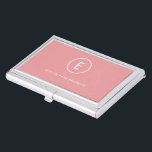 Monogramm Rose Pink Feminine Girly Minimal Visitenkarten Dose<br><div class="desc">Ein einfaches Monogramm-Design mit moderner Typografie in Weiß auf einem rot-rosa Hintergrund. Das Design besteht aus einem Single-Initial-Monogramm mit minimalistischem Rundkreisrand. Der Text kann leicht an den Anzug Ihrer Bedürfnisse für das perfekt angepasste Geschenk- oder Schreibwarenzubehör angepasst werden!</div>