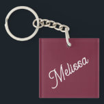 Monogramm, rot, Bordeaux Schlüsselanhänger<br><div class="desc">Große Skripttypografie macht eine fette Aussage vor dem roten bordeauxfarbenen Hintergrund. Einfach aber elegant, ist es ein persönliches Geschenk, das sie zum Geburtstag, Weihnachten, Hochzeiten und vieles mehr Liebe.</div>