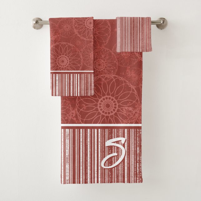 Monogramm rotes Boho Muster und weiße Streifen Badhandtuch Set (Insitu)