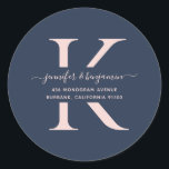 Monogramm-Rücksendeadresse für Navy Blue und Blush Runder Aufkleber<br><div class="desc">Moderne personalisierte Marineblau- und rot-blaue Monogramm-Etiketten mit Rücksendeadresse mit einem modernen Script-Schriftart. Einfach online personalisieren. Bitte verwenden Sie einen kleinen Brief für Ihr Monogramm. Passende Gegenstände zur Ergänzung dieser eleganten und minimalistischen monogramm Hochzeitsfeier Rücksendeadressen-Aufkleber.</div>