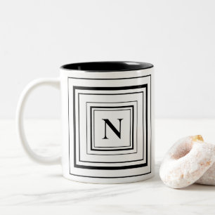 Monogramm Schwarz-Weiß Klassisches quadratisches M Zweifarbige Tasse