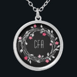 Monogramm Schwarz-weiß rosa Rosa Blumenreste Versilberte Kette<br><div class="desc">Monogramm dieses schwarze,  weiße,  rosa rote Blumenkraut Silberverkleidung. Macht ein großartiges Geschenk für eure Brautmädchen oder für jede Frau in eurem Leben.</div>