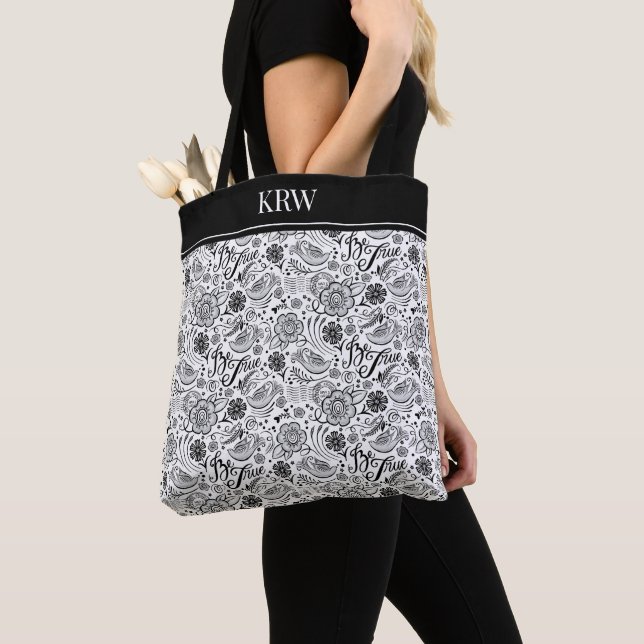 Monogramm Schwarz-weißes Blumenmuster Tasche (Von Nahem)