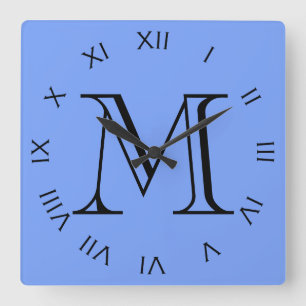 Monogramm schwarze römische Zahlen auf blauem Fußb Quadratische Wanduhr