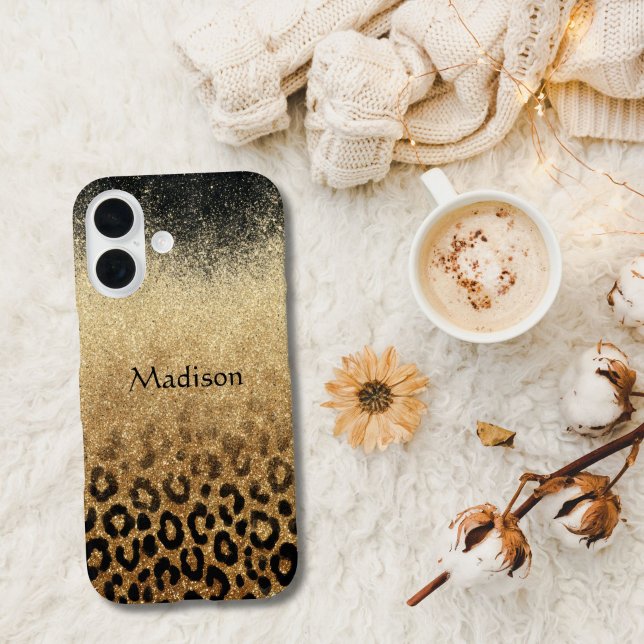 Monogramm Schwarzer Gold Glitter Leopardenprint iPhone 16 Hülle (Black Gold Glitter iPhone case monogrammed with name or initials. Available in all current sizes)