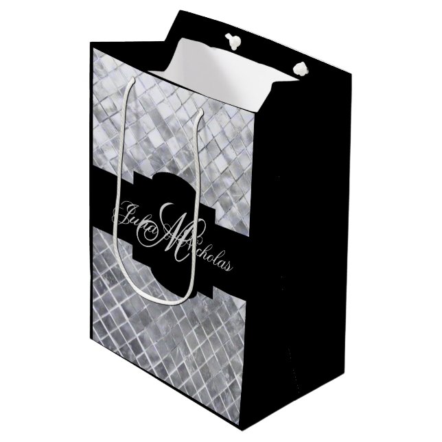 Monogramm-Schwarzes u. Silber-25. Mittlere Geschenktüte (Vorderseite Schrägansicht)