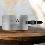 Monogramm Silber gebürstet Metallic Elegant Gepäckanhänger<br><div class="desc">Mit diesem ausgeklügelten Accessoire präsentieren wir Ihnen unsere Monogram Brushed Metallic Elegant Luggage Tag: Erhöhen Sie Ihr Reiseerlebnis. Dieses Gepäckanhänger aus gebürstetem Metall strahlt Eleganz und Stil aus. Das Monogramm-Design verleiht Ihrem Gepäck eine personalisierte Touch, die es Ihnen erleichtert, Ihr Gepäck zu identifizieren und gleichzeitig eine Touch an Eleganz zu...</div>