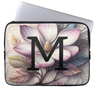 Monogramm Spitze Blumenrosa lila Magnolische Blume Laptopschutzhülle