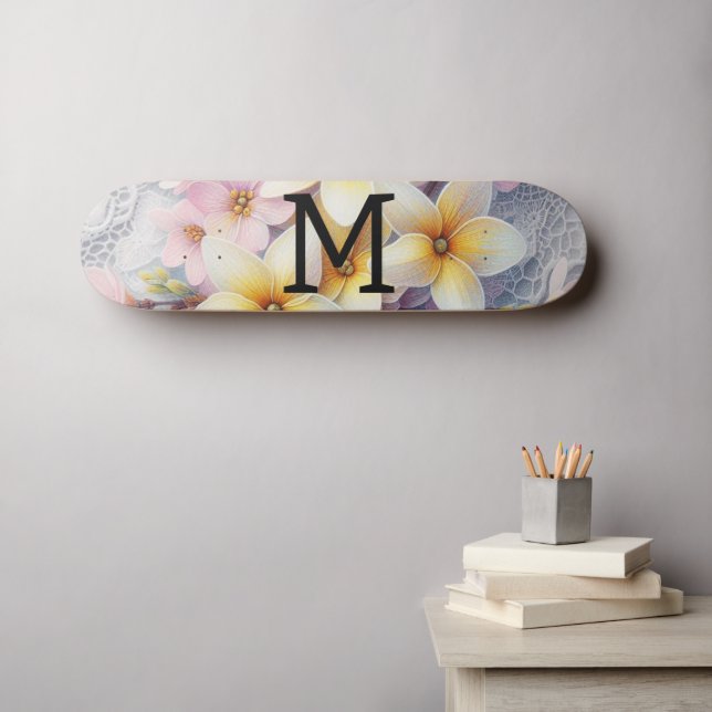 Monogramm-Spitze rosa und gelbe Frühlingsblumen  Skateboard (Wandkunst (Horz))
