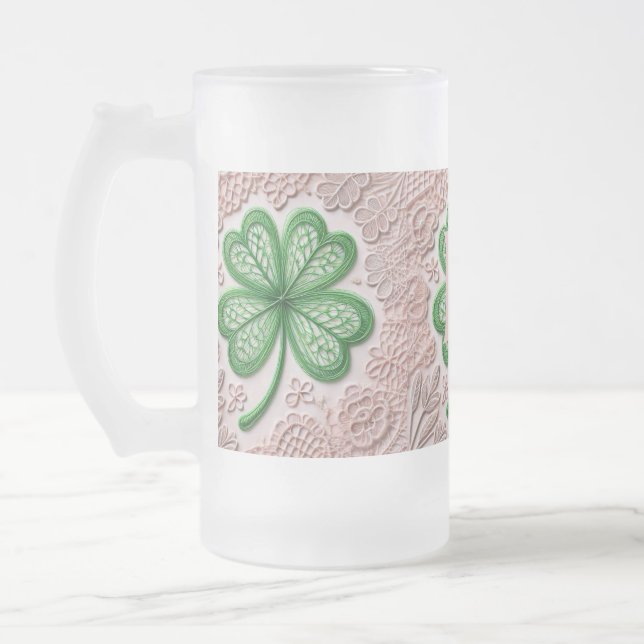 Monogramm Spitzen-grünes Kleeblatt St Patrick's Da Mattglas Bierglas (Links)