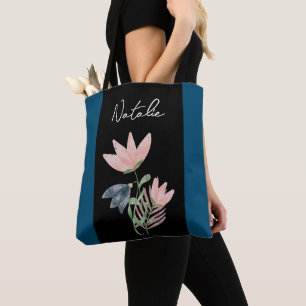 Monogramm süß im Kontrast mit floralem Schwarz und Tasche