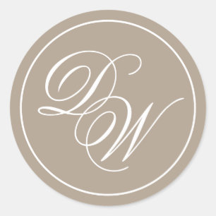 Monogramm Taupe Elegant Weiße Kalligrafie-Initiale Runder Aufkleber