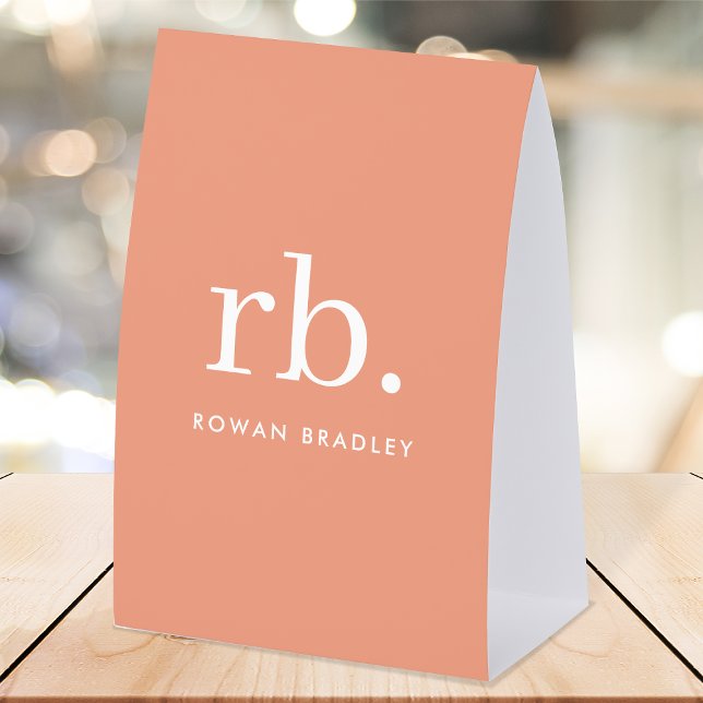 Monogramm-Tischständer | Korallenroter Tischname-S Tischaufsteller (Feminine stylish coral peach unique monogram paper table tent nameplate sign.)