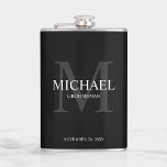 Monogramm und Name der eleganten Personalisierten  Flachmann<br><div class="desc">Fügen Sie Ihrer Hochzeit eine persönliche Touch mit personalisierten Trauzeugen Flasche. Dieser Kolben enthält den Namen des personalisierten Trauzeugen mit Titel und Hochzeitdatum in Weiß und Monogramm in hellgrau als Hintergrund,  im klassischen Serif Schriftart Stil,  auf schwarzem Hintergrund. Auch perfekt für Trauzeuge,  Brautvater und mehr.</div>