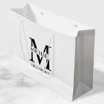 Monogramm und Name der klassischen Personalisierte Große Geschenktüte<br><div class="desc">Klassische Personalisierte Trauzeugen Geschenke mit dem Monogramm,  dem Namen und dem Titel des personalisierten Trauzeugen in schwarz-klassischer Serif-Schriftart auf weißem Hintergrund. Auch perfekt für Trauzeuge,  Brautvater und mehr.</div>