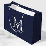 Monogramm und Name der klassischen Personalisierte Große Geschenktüte<br><div class="desc">Klassische Personalisierte Trauzeugen Geschenke mit dem Monogramm,  dem Namen und dem Titel des personalisierten Trauzeugen im klassischen,  weißen Serif-Schriftart-Stil auf marinebasischem Hintergrund. Auch perfekt für Trauzeuge,  Brautvater und mehr.</div>