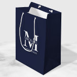 Monogramm und Name der klassischen Personalisierte Mittlere Geschenktüte<br><div class="desc">Klassische Personalisierte Trauzeugen Geschenke mit dem Monogramm,  dem Namen und dem Titel des personalisierten Trauzeugen im klassischen,  weißen Serif-Schriftart-Stil auf marinebasischem Hintergrund. Auch perfekt für Trauzeuge,  Brautvater und mehr.</div>