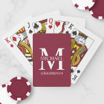 Monogramm und Name der klassischen Personalisierte Spielkarten<br><div class="desc">Klassische Personalisierte Trauzeugen Geschenke mit dem Monogramm,  dem Namen und dem Titel des personalisierten Trauzeugen im klassischen,  weißen Serif-Schriftart-Stil auf bordeauxrotem Hintergrund. Auch perfekt für Trauzeuge,  Brautvater und mehr.</div>