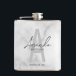 Monogramm und Name der modernen Personalisierten B Flachmann<br><div class="desc">Moderne Personalisierte Bridesmaid's Monogram and Name Gifts Dieses Design zeichnet sich durch den personalisierten Namen einer Brautjungfrau aus, die im Stil eines grauen, modernen handgeschriebenen Schriftartes und in Monogramm in einem hellgrauen, modernen Sans Serif-Schriftart als Hintergrund steht. Hochzeitsdetails in grauem, modernem Sans Serif-Schriftart, auf weißem Marmorboden. Auch perfekt für Trauzeugin,...</div>