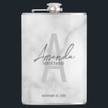 Monogramm und Name der modernen Personalisierten B Flachmann<br><div class="desc">Moderne Personalisierte Bridesmaid's Monogram and Name Gifts Dieses Design zeichnet sich durch den personalisierten Namen einer Brautjungfrau aus, die im Stil eines grauen, modernen handgeschriebenen Schriftartes und in Monogramm in einem hellgrauen, modernen Sans Serif-Schriftart als Hintergrund steht. Hochzeitsdetails in grauem, modernem Sans Serif-Schriftart, auf weißem Marmorboden. Auch perfekt für Trauzeugin,...</div>