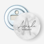 Monogramm und Name der modernen Personalisierten B Flaschenöffner<br><div class="desc">Moderne Personalisierte Bridesmaid's Monogram and Name Gifts Dieses Design zeichnet sich durch den personalisierten Namen einer Brautjungfrau aus, die im Stil eines grauen, modernen handgeschriebenen Schriftartes und in Monogramm in einem hellgrauen, modernen Sans Serif-Schriftart als Hintergrund steht. Hochzeitsdetails in grauem, modernem Sans Serif-Schriftart, auf weißem Marmorboden. Auch perfekt für Trauzeugin,...</div>