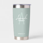 Monogramm und Name der modernen Personalisierten B Thermobecher<br><div class="desc">Moderne Personalisierte Bridesmaid's Monogram and Name Gifts Dieses Design zeichnet sich durch den personalisierten Namen einer Brautjungfrau aus, die im Stil eines modernen, weißen handgeschriebenen Schriftartes und in Monogramm in schlanke, moderne Sans Serif Schriftart Stil als Hintergrund, mit Hochzeitsdetails in weißem, modernem Sans Serif Schriftart Stil auf schlauer grünem Hintergrund....</div>