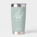 Monogramm und Name der modernen Personalisierten B Thermobecher<br><div class="desc">Moderne Personalisierte Bridesmaid's Monogram and Name Gifts Dieses Design zeichnet sich durch den personalisierten Namen einer Brautjungfrau aus, die im Stil eines modernen, weißen handgeschriebenen Schriftartes und in Monogramm in schlanke, moderne Sans Serif Schriftart Stil als Hintergrund, mit Hochzeitsdetails in weißem, modernem Sans Serif Schriftart Stil auf schlauer grünem Hintergrund....</div>