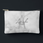 Monogramm und Name der modernen Personalisierten B Zubehörtasche<br><div class="desc">Moderne Personalisierte Bridesmaid's Monogram and Name Gifts Dieses Design zeichnet sich durch den personalisierten Namen einer Brautjungfrau aus, die im Stil eines grauen, modernen handgeschriebenen Schriftartes und in Monogramm in einem hellgrauen, modernen Sans Serif-Schriftart als Hintergrund steht. Hochzeitsdetails in grauem, modernem Sans Serif-Schriftart, auf weißem Marmorboden. Auch perfekt für Trauzeugin,...</div>