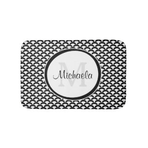 Monogramm und Name der modernen Schwarzweiß-Scallo Badematte