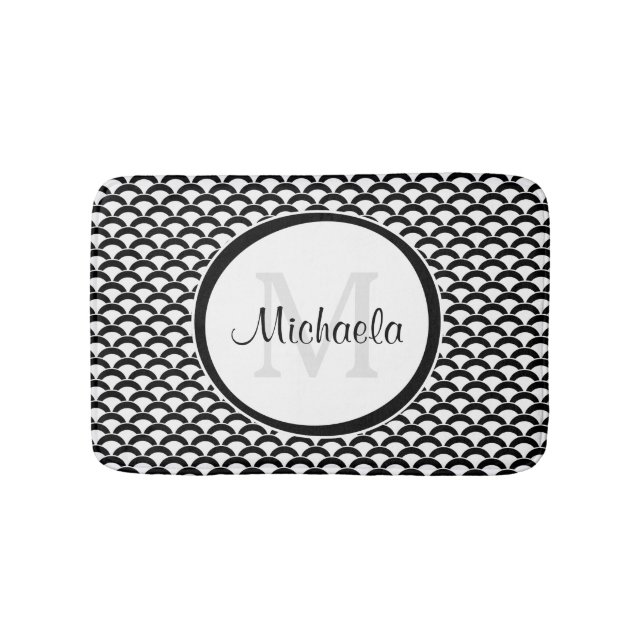 Monogramm und Name der modernen Schwarzweiß-Scallo Badematte (Vorderseite)