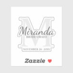 Monogramm und Name der personalisierten Bridesmaid Aufkleber<br><div class="desc">Personalisierte Bridesmaids-Geschenke zeigen personalisierten Namen von Brautjungfrau im Stil von grauen klassischen Skripten und Monogramm in hellgrau-klassischen Serif-Schriftart als Hintergrund mit Titel und Hochzeitsdatum in grau klassischen Serif-Schriftart Stil. Auch perfekt für Trauzeugin,  Blume Mädchen,  Mutter der Braut und mehr.</div>