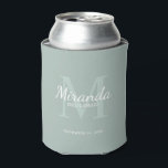 Monogramm und Name der personalisierten Bridesmaid Dosenkühler<br><div class="desc">Personalisierte Bridesmaids Geschenke zeigen personalisierten Namen von Brautjungfrau im Schriftart-Stil mit weißer klassischer Schrift und Monogramm im Stil von schlauer,  klassischer Serif-Schriftart als Hintergrund mit Titel und Hochzeitsdatum in weißem klassischem Serif-Schriftart-Stil auf schlängelgrünem Hintergrund. Auch perfekt für Trauzeugin,  Blume Mädchen,  Mutter der Braut und mehr.</div>