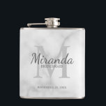 Monogramm und Name der personalisierten Bridesmaid Flachmann<br><div class="desc">Personalisierte Bridesmaids-Geschenke sind mit personalisiertem Namen von Brautjungfrau im Stil eines Schriftartes mit grauem und Monogramm im klassischen, hellgrauen Serif-Schriftart-Stil als Hintergrund mit Titel und Hochzeitstermin in grauem klassischem Serif-Schriftart auf weißem Marmorhintergrund. Auch perfekt für Trauzeugin, Blume Mädchen, Mutter der Braut und mehr. Bitte beachten Sie: Die Marmordetails werden im...</div>