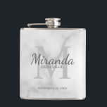 Monogramm und Name der personalisierten Bridesmaid Flachmann<br><div class="desc">Personalisierte Bridesmaids-Geschenke sind mit personalisiertem Namen von Brautjungfrau im Stil eines Schriftartes mit grauem und Monogramm im klassischen, hellgrauen Serif-Schriftart-Stil als Hintergrund mit Titel und Hochzeitstermin in grauem klassischem Serif-Schriftart auf weißem Marmorhintergrund. Auch perfekt für Trauzeugin, Blume Mädchen, Mutter der Braut und mehr. Bitte beachten Sie: Die Marmordetails werden im...</div>