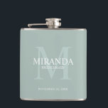 Monogramm und Name der personalisierten Bridesmaid Flachmann<br><div class="desc">Fügen Sie Ihrer Hochzeit eine persönliche Touch mit dem Monogramm und dem Namensgeschenk der personalisierten Brautjungfrau hinzu. Dieses Design zeichnet sich durch den Namen der personalisierten Brautjungfrau aus, mit dem Titel und dem Hochzeitstermin in Weiß und Monogramm in Weiß als Hintergrund, im klassischen Serif-Schriftart-Stil, auf dem grünen Weiß. Auch perfekt...</div>