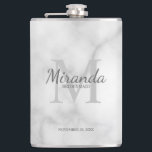 Monogramm und Name der personalisierten Bridesmaid Flachmann<br><div class="desc">Personalisierte Bridesmaids-Geschenke sind mit personalisiertem Namen von Brautjungfrau im Stil eines Schriftartes mit grauem und Monogramm im klassischen, hellgrauen Serif-Schriftart-Stil als Hintergrund mit Titel und Hochzeitstermin in grauem klassischem Serif-Schriftart auf weißem Marmorhintergrund. Auch perfekt für Trauzeugin, Blume Mädchen, Mutter der Braut und mehr. Bitte beachten Sie: Die Marmordetails werden im...</div>