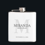 Monogramm und Name der personalisierten Bridesmaid Flachmann<br><div class="desc">Fügen Sie Ihrer Hochzeit eine persönliche Touch mit dem Monogramm und dem Namensgeschenk der personalisierten Brautjungfrau hinzu. Dieses Design zeichnet sich durch den Namen der personalisierten Brautjungfrau aus, mit dem Titel und dem Hochzeitstermin in Grau und Monogramm in hellgrau als Hintergrund, im klassischen Serif-Schriftart-Stil, auf weißem Hintergrund. Auch perfekt für...</div>